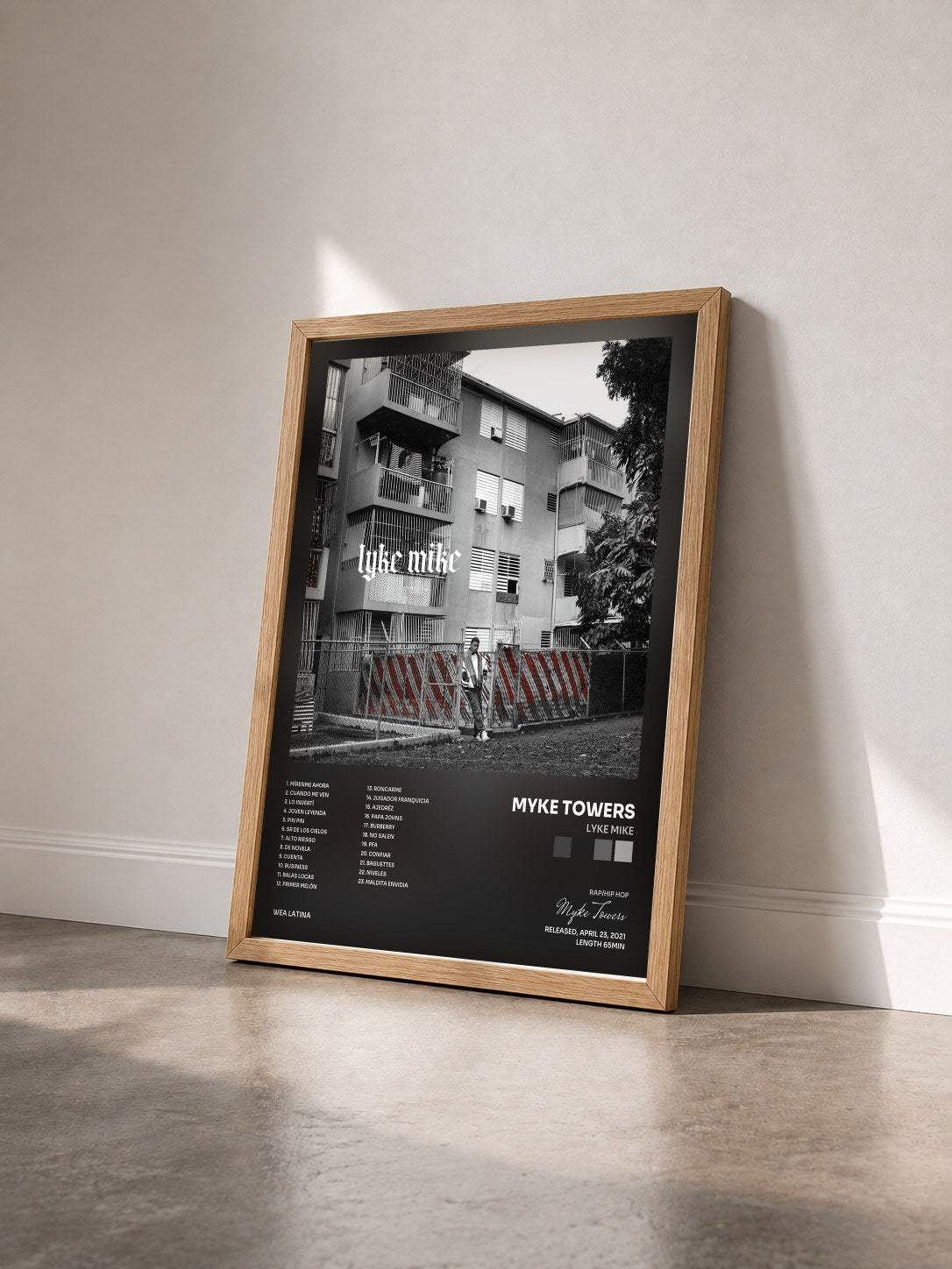 #bois Tableau de l'album LYKE MIKE de Myke Towers vu de trois quarts, cadre en bois brut