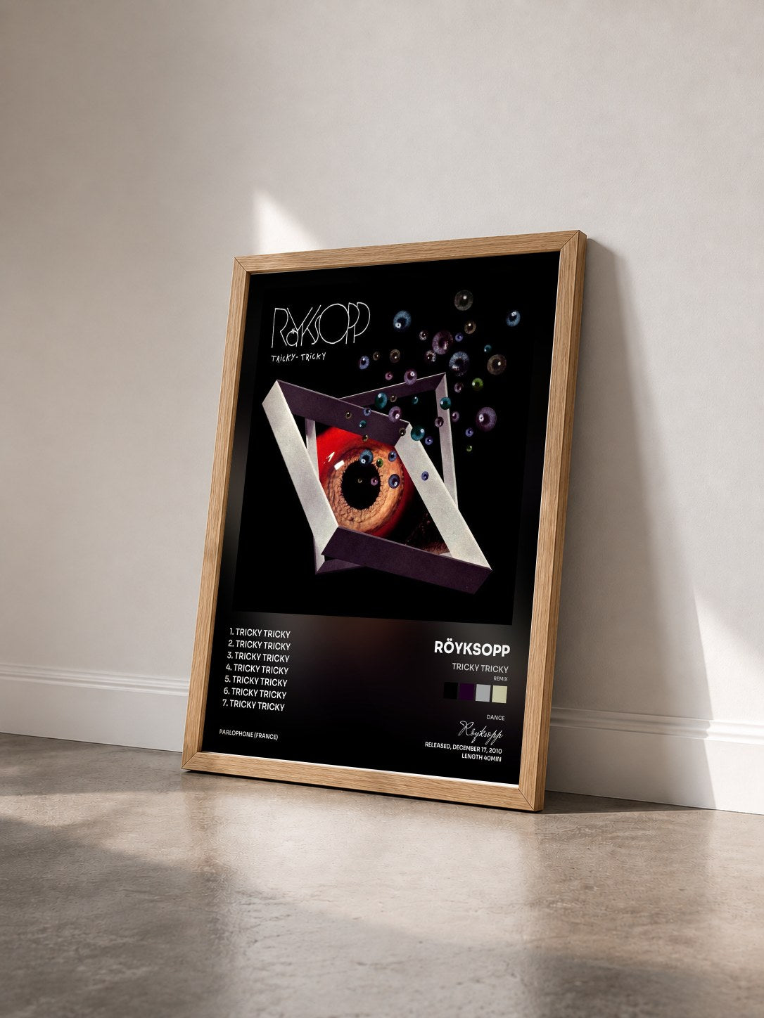 #bois Tableau de l'album Tricky Tricky (Remix) de Röyksopp vu de trois quarts, cadre en bois brut