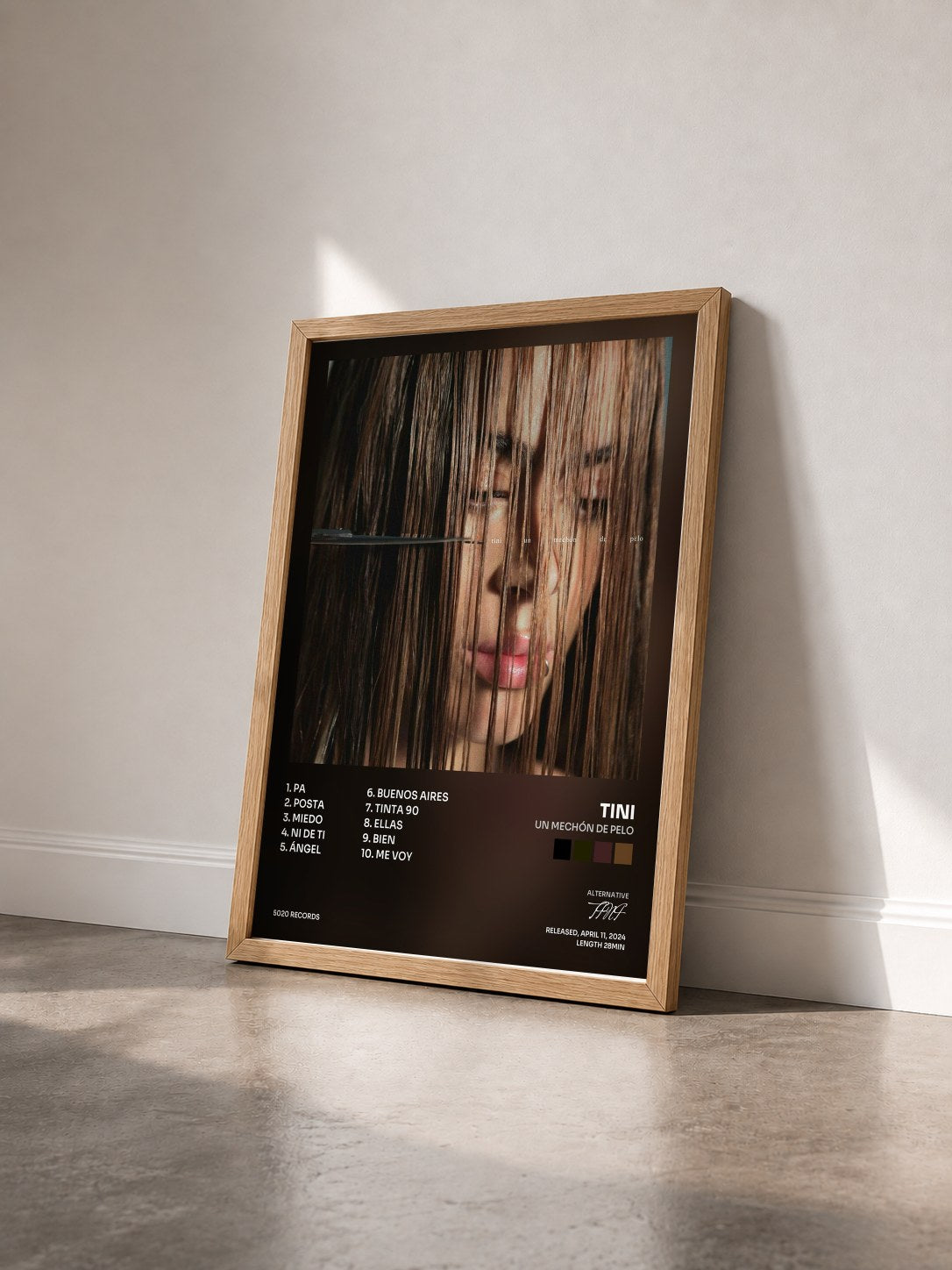 #bois Tableau de l'album un mechón de pelo de TINI vu de trois quarts, cadre en bois brut