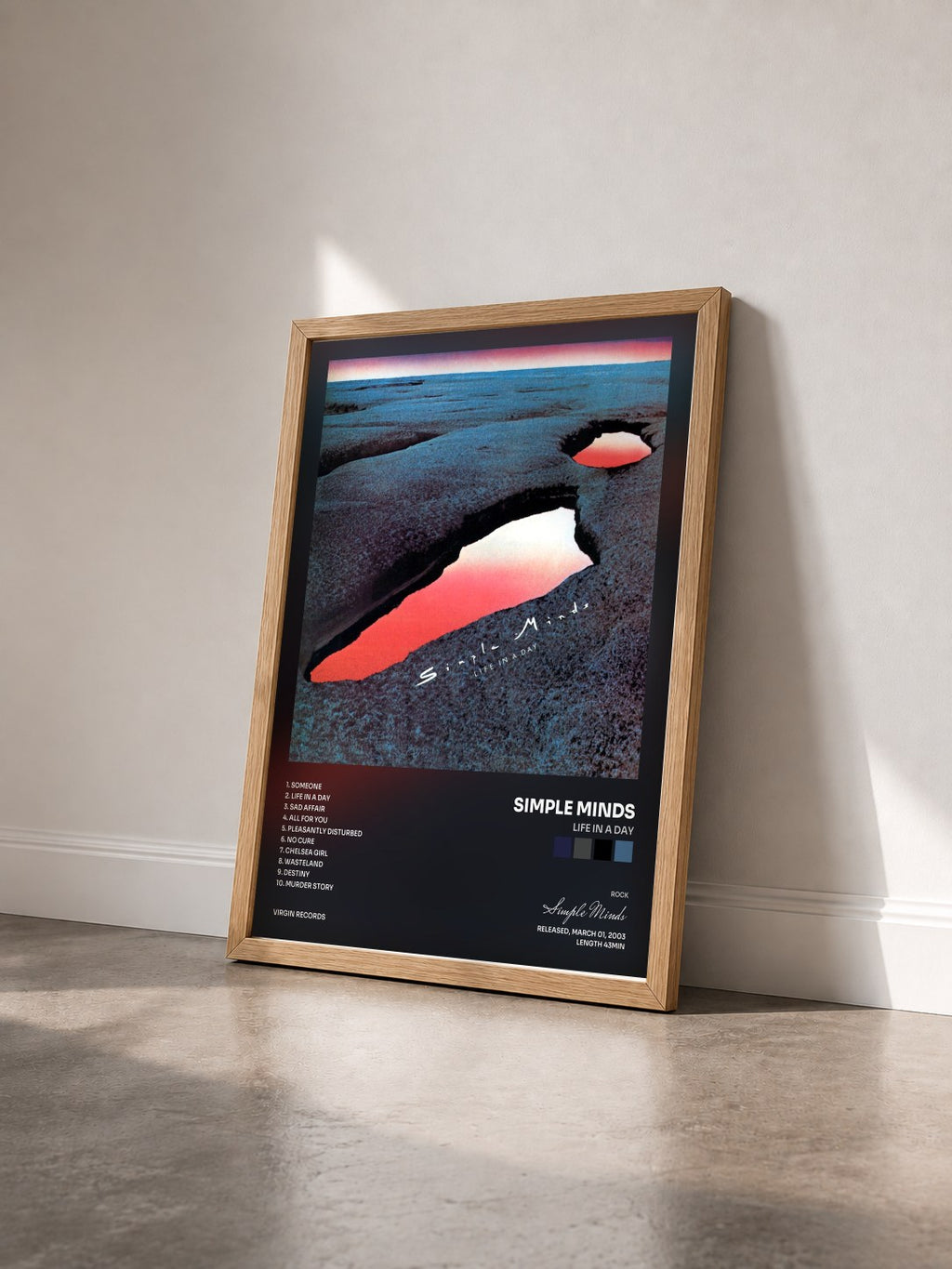 #bois Tableau de l'album Life In A Day de Simple Minds vu de trois quarts, cadre en bois brut
