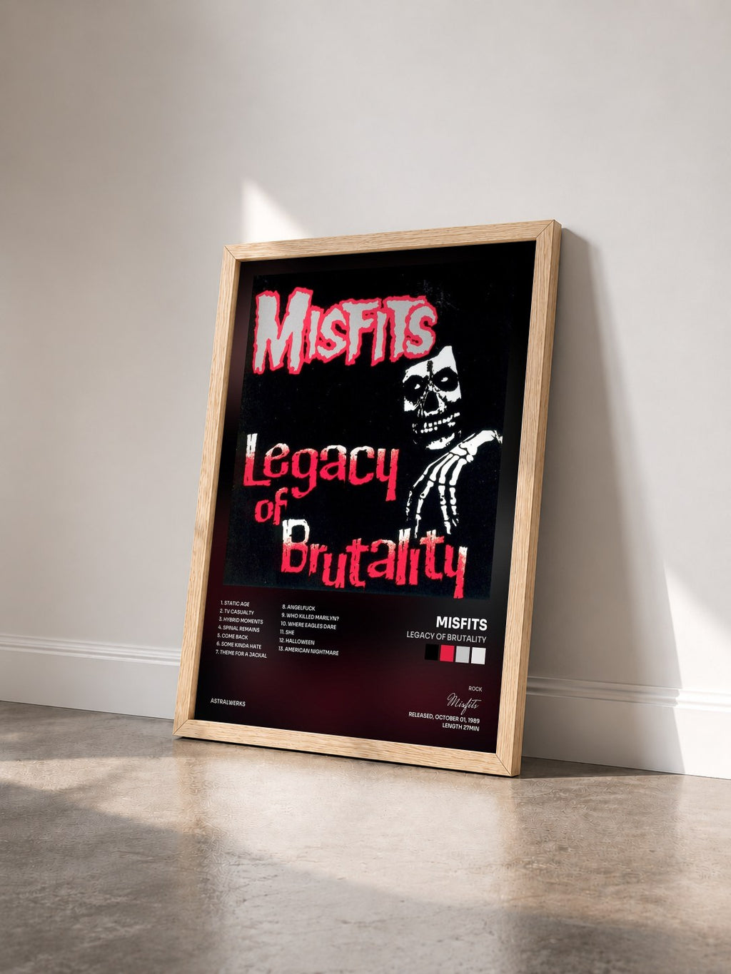 #bois Tableau de l'album Legacy Of Brutality de Misfits vu de trois quarts, cadre en bois brut