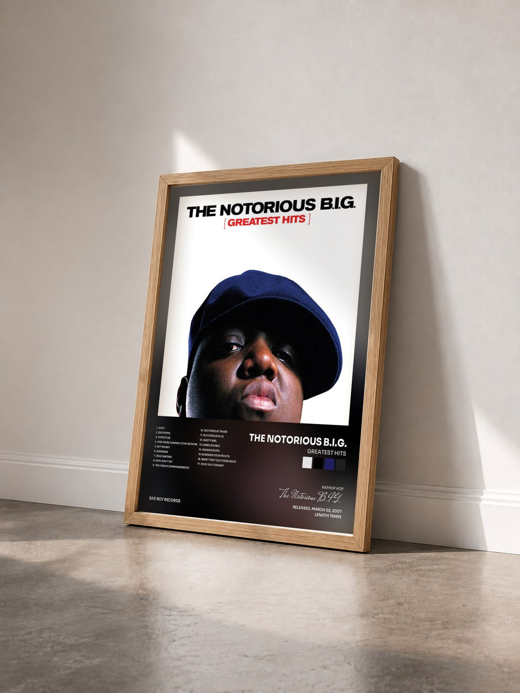 #bois Tableau de l'album Greatest Hits de The Notorious B.I.G. vu de trois quarts, cadre en bois brut