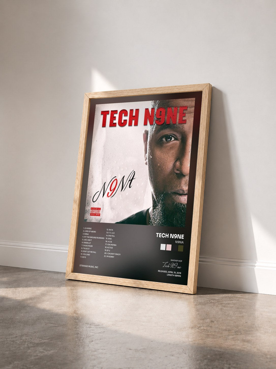#bois Tableau de l'album N9NA de Tech N9ne vu de trois quarts, cadre en bois brut