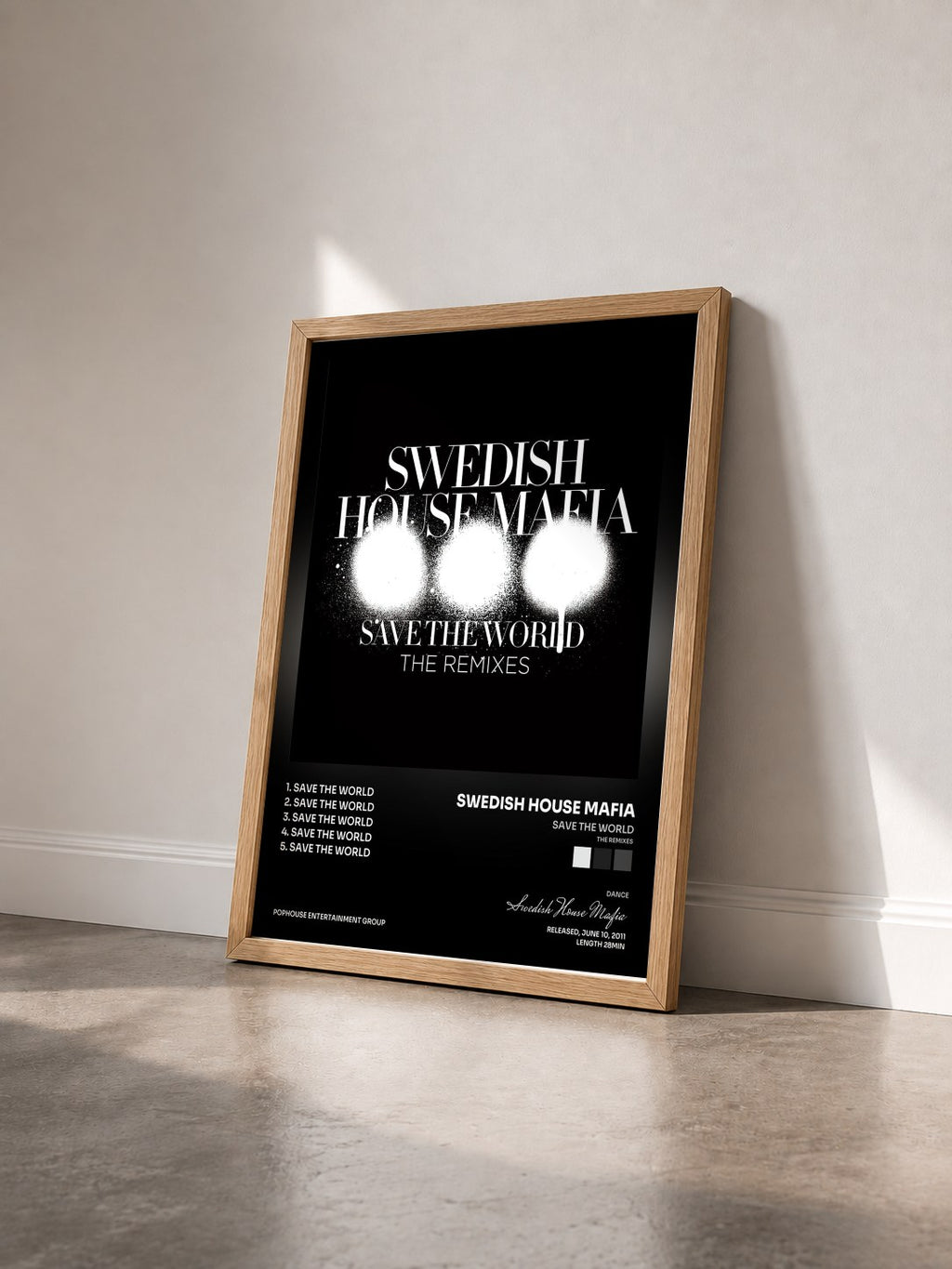 #bois Tableau de l'album Save The World (The Remixes) de Swedish House Mafia vu de trois quarts, cadre en bois brut