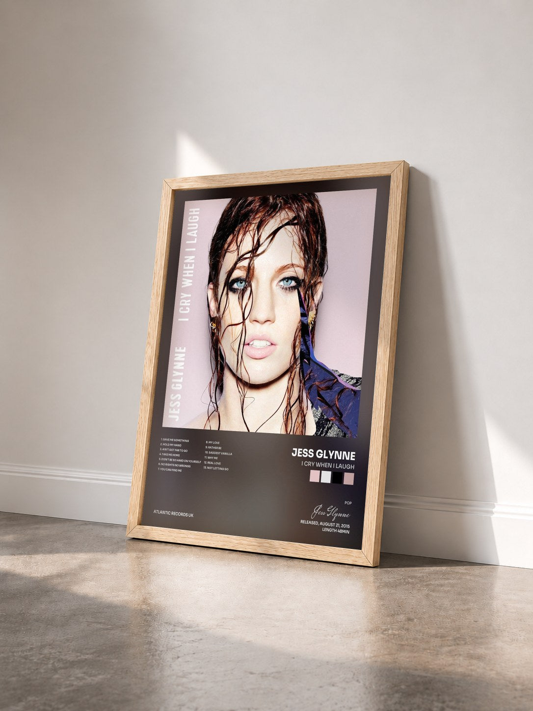 #bois Tableau de l'album I Cry When I Laugh de Jess Glynne vu de trois quarts, cadre en bois brut