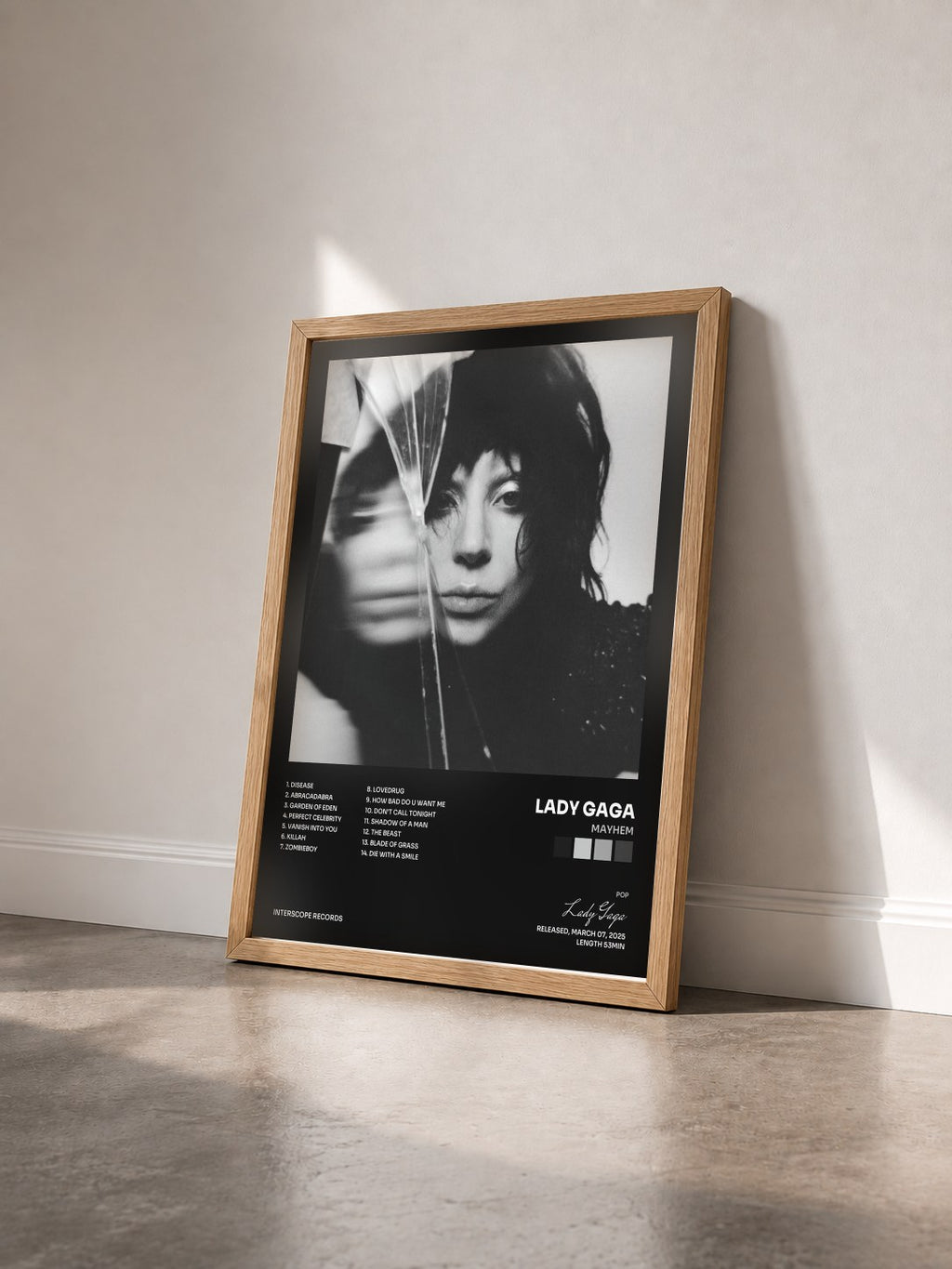 #bois Tableau de l'album MAYHEM de Lady Gaga vu de trois quarts, cadre en bois brut