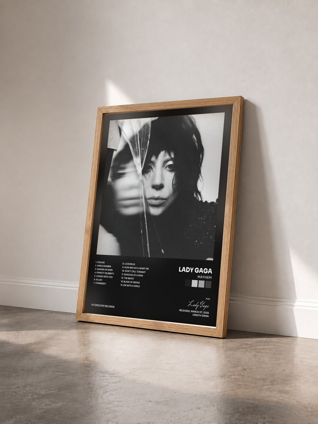 #bois Tableau de l'album MAYHEM de Lady Gaga vu de trois quarts, cadre en bois brut