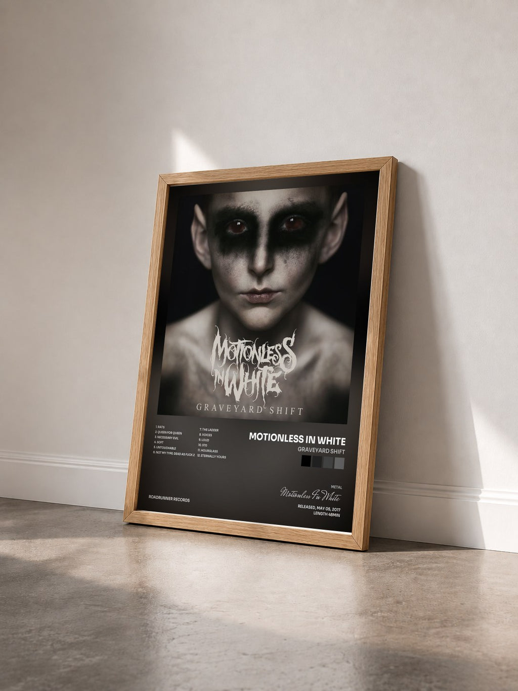 #bois Tableau de l'album Graveyard Shift de Motionless In White vu de trois quarts, cadre en bois brut