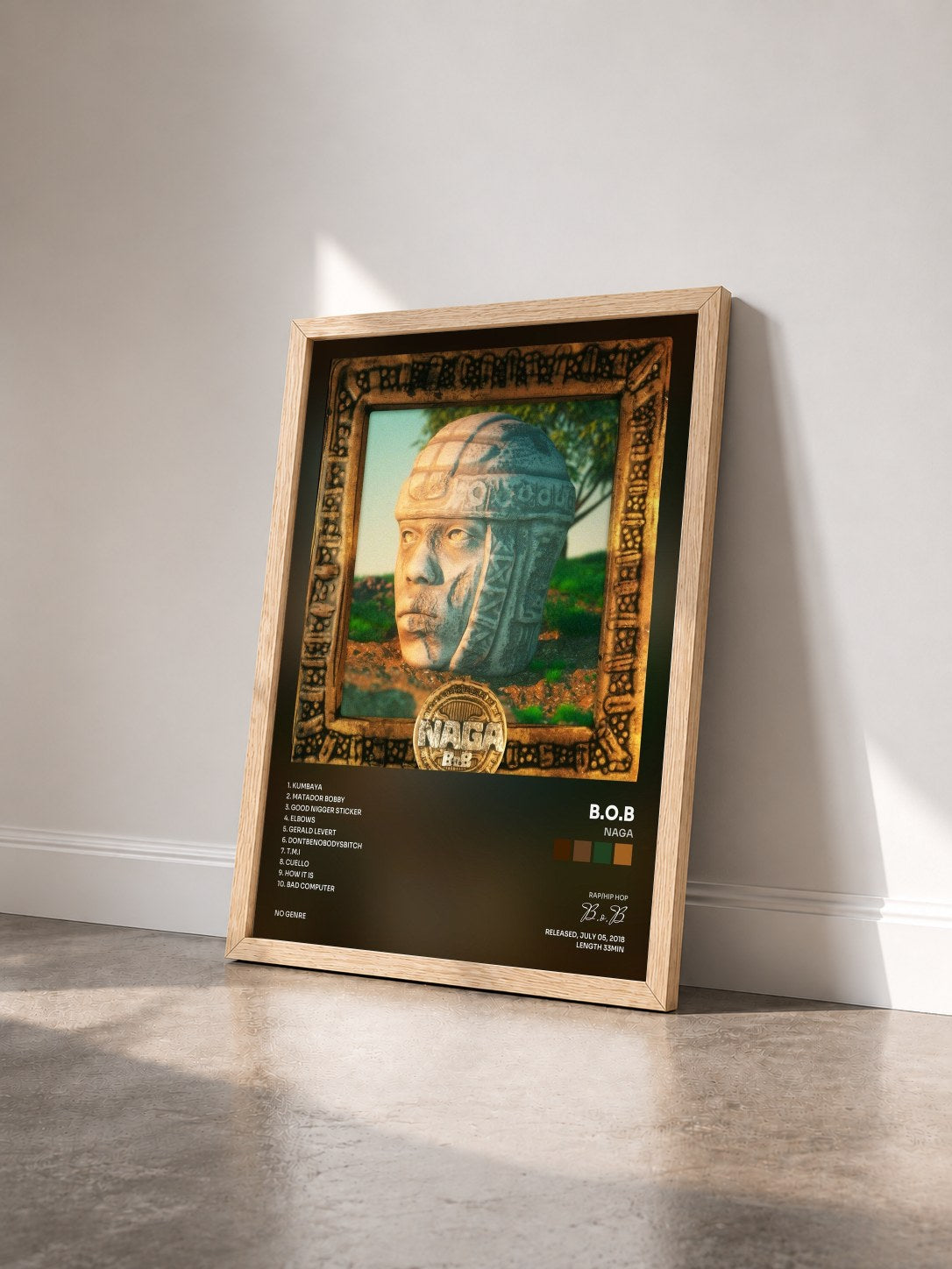 #bois Tableau de l'album NAGA de B.o.B vu de trois quarts, cadre en bois brut