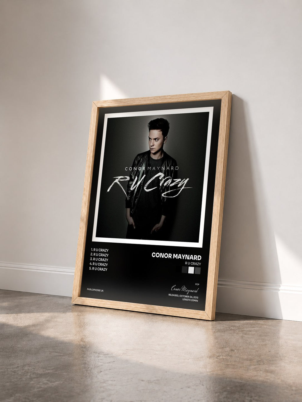 #bois Tableau de l'album R U Crazy de Conor Maynard vu de trois quarts, cadre en bois brut