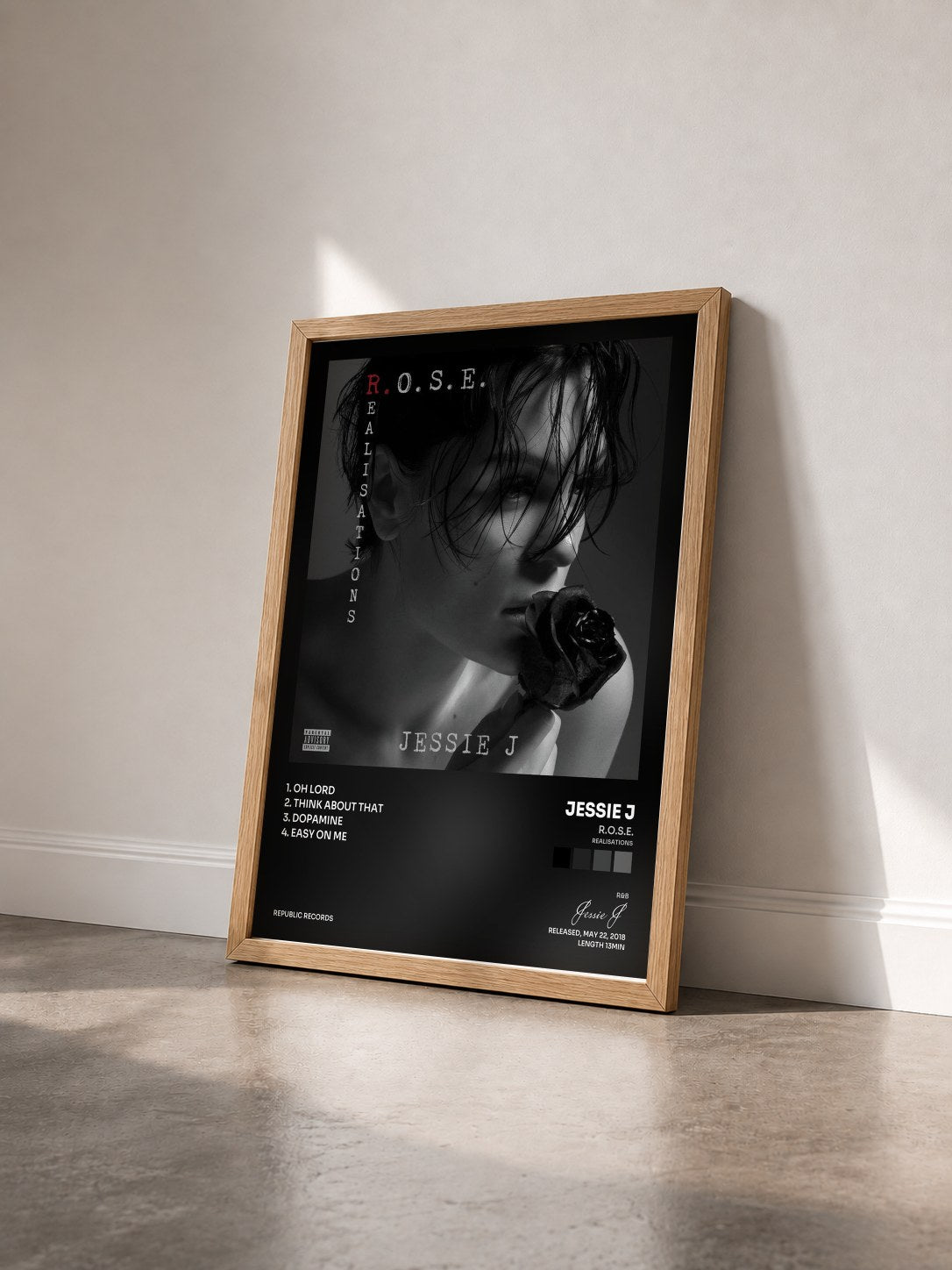 #bois Tableau de l'album R.O.S.E. (Realisations) de Jessie J vu de trois quarts, cadre en bois brut