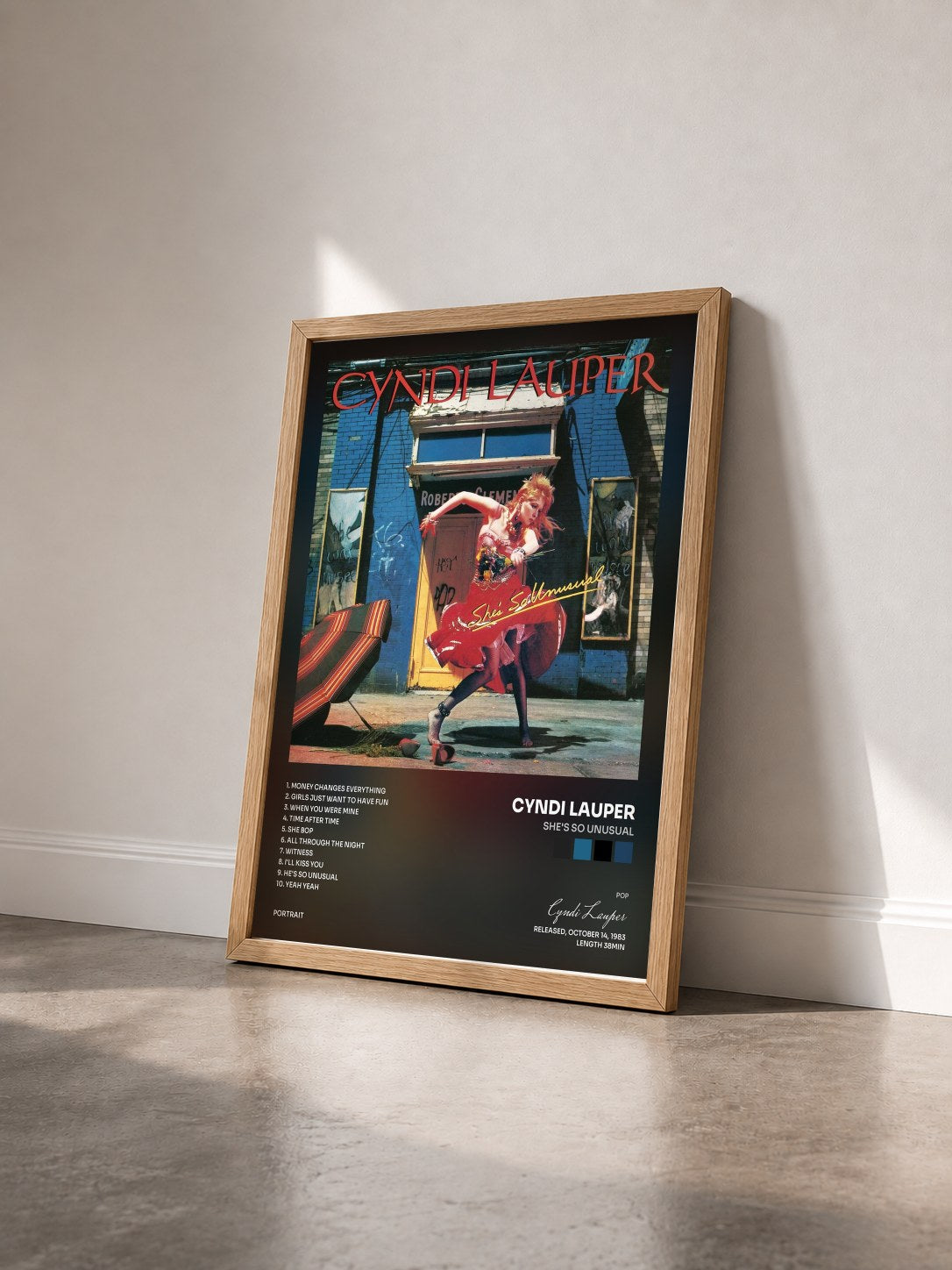#bois Tableau de l'album She's So Unusual de Cyndi Lauper vu de trois quarts, cadre en bois brut