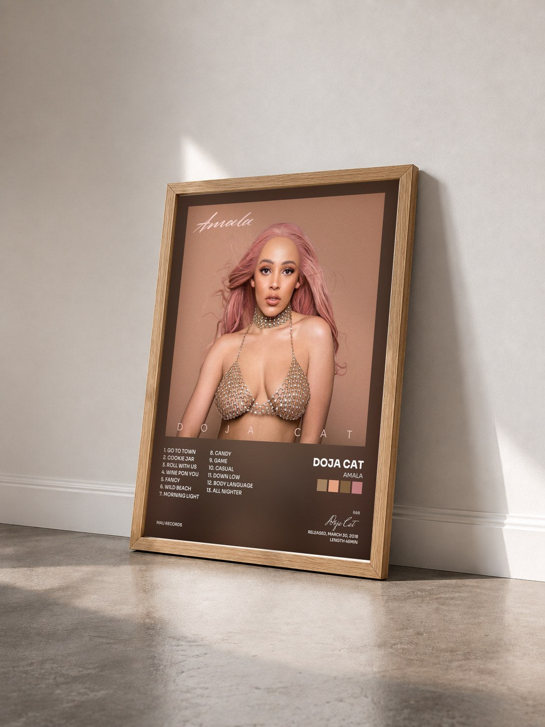 #bois Tableau de l'album Amala de Doja Cat vu de trois quarts, cadre en bois brut