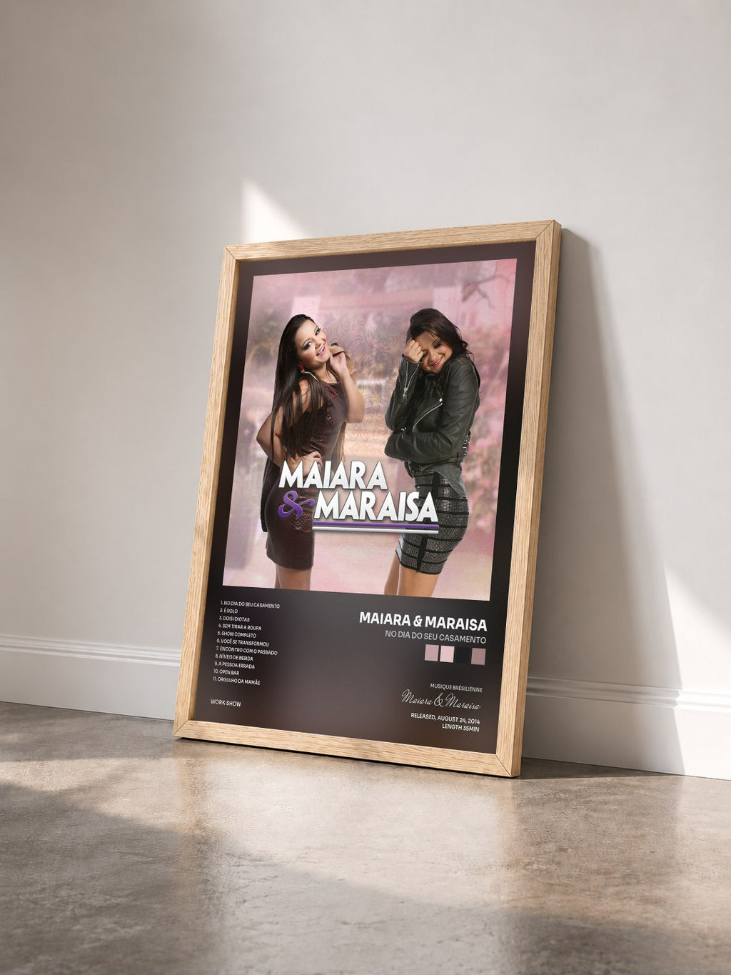 #bois Tableau de l'album No Dia do Seu Casamento de Maiara & Maraisa vu de trois quarts, cadre en bois brut