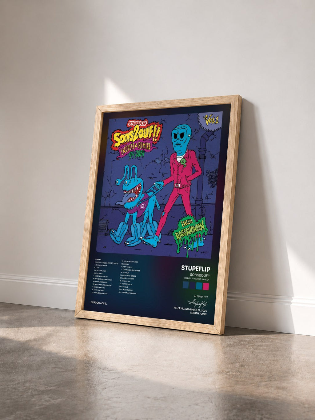 #bois Tableau de l'album Sons2Ouf!! (Inédits et remixs 94-2024) de Stupeflip vu de trois quarts, cadre en bois brut