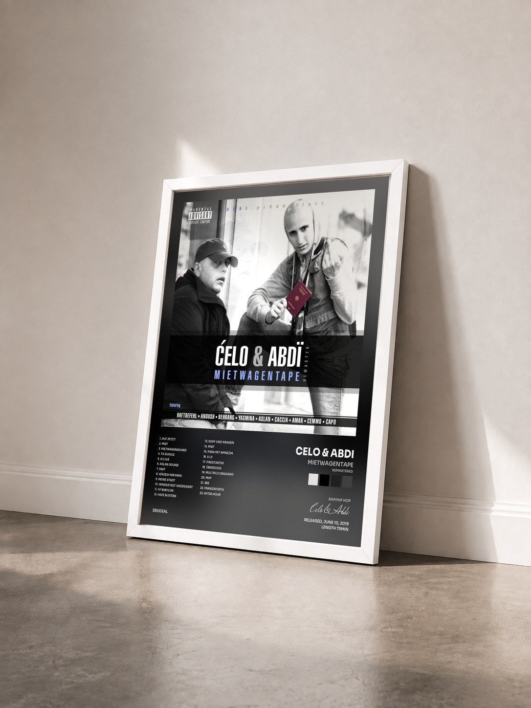 #blanc Tableau de l'album Mietwagentape (Remastered) de Celo & Abdi vu de trois quarts, cadre blanc