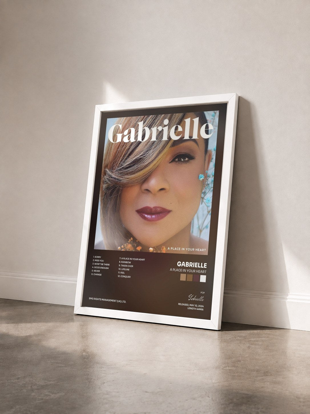 #blanc Tableau de l'album A Place In Your Heart de Gabrielle vu de trois quarts, cadre blanc