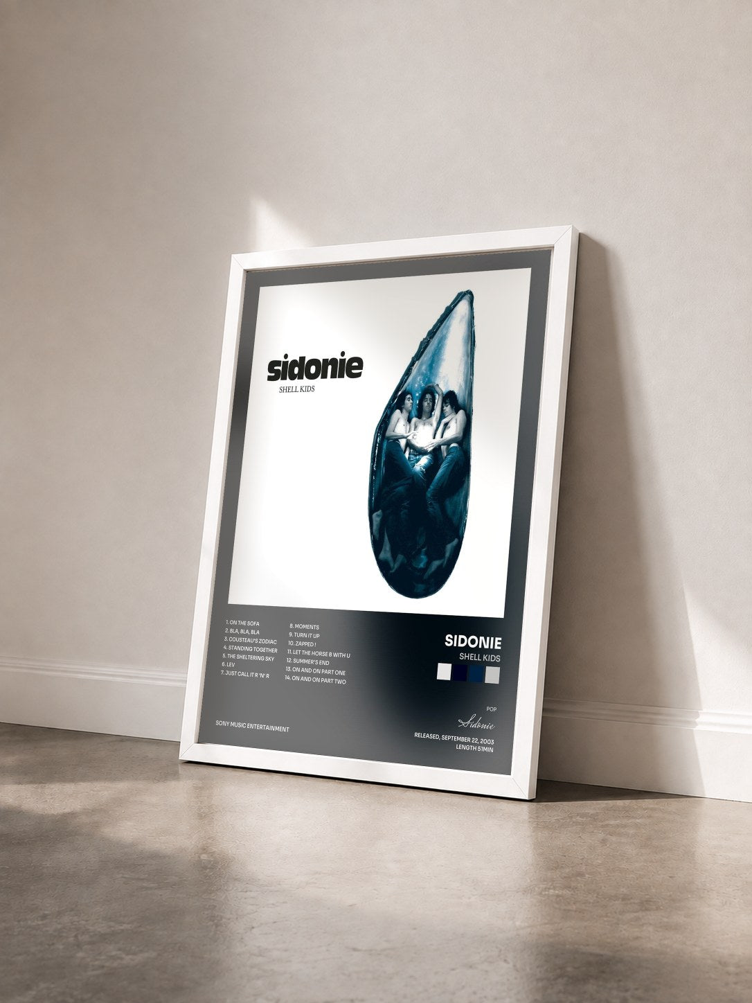 #blanc Tableau de l'album Shell Kids de Sidonie vu de trois quarts, cadre blanc