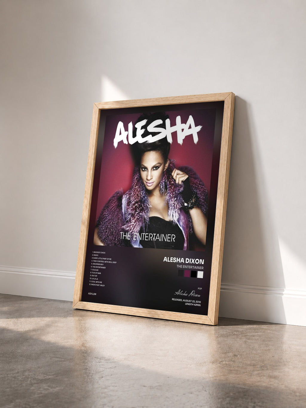 #bois Tableau de l'album The Entertainer de Alesha Dixon vu de trois quarts, cadre en bois brut