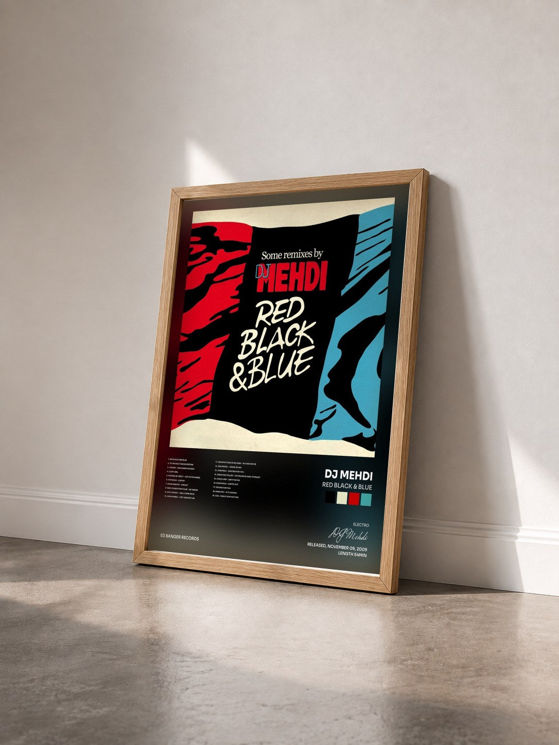 #bois Tableau de l'album Red Black & Blue de DJ Mehdi vu de trois quarts, cadre en bois brut