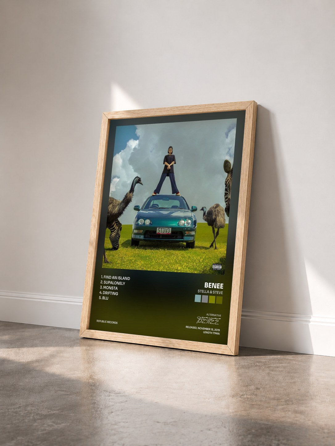 #bois Tableau de l'album STELLA & STEVE de BENEE vu de trois quarts, cadre en bois brut