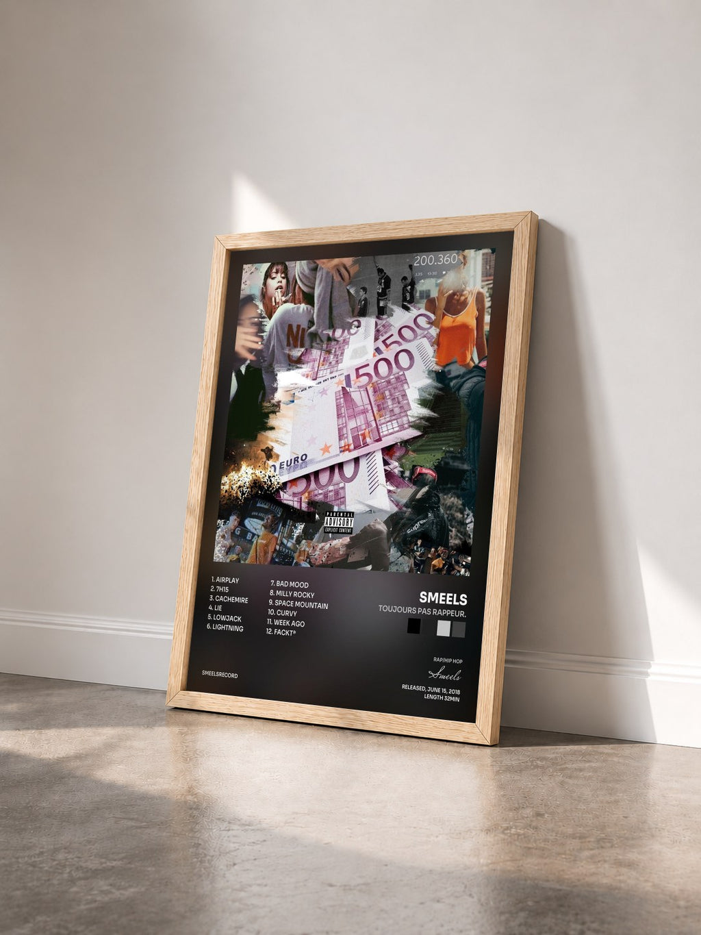 #bois Tableau de l'album Toujours pas rappeur. de Smeels vu de trois quarts, cadre en bois brut