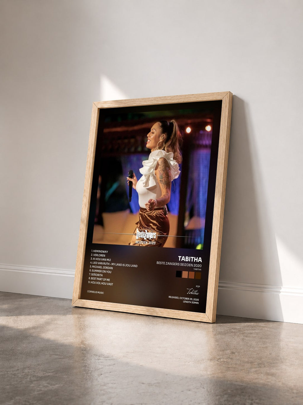 #bois Tableau de l'album Beste Zangers Seizoen 2020 (Tabitha) de Tabitha vu de trois quarts, cadre en bois brut