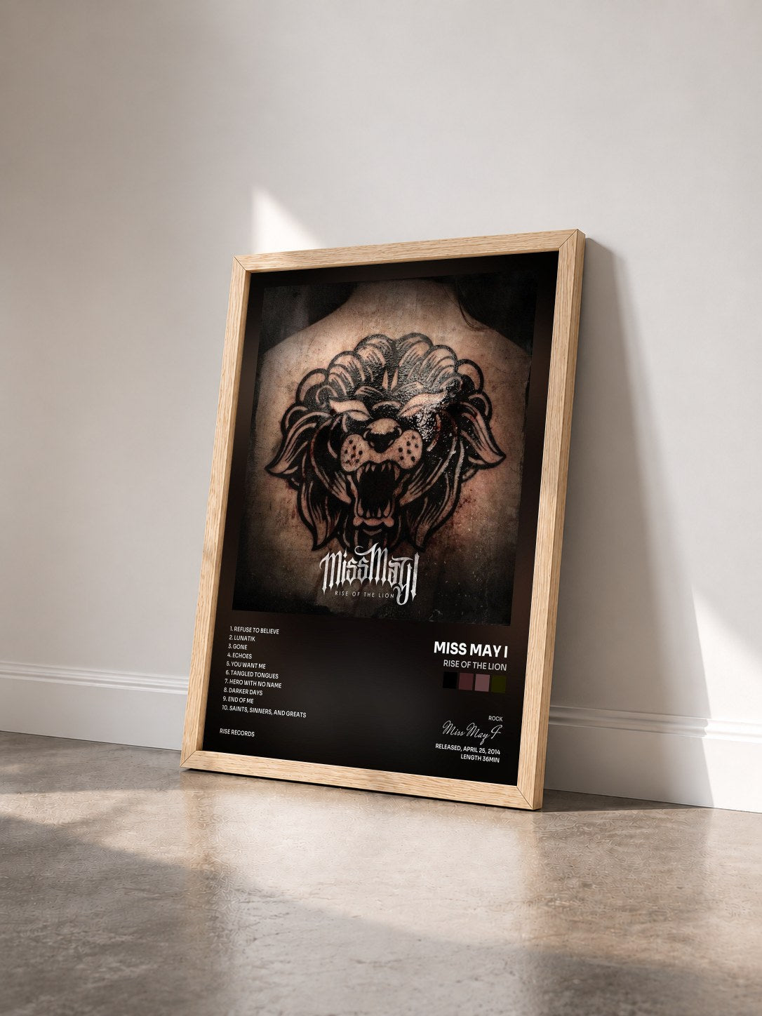 #bois Tableau de l'album Rise of The Lion de Miss May I vu de trois quarts, cadre en bois brut
