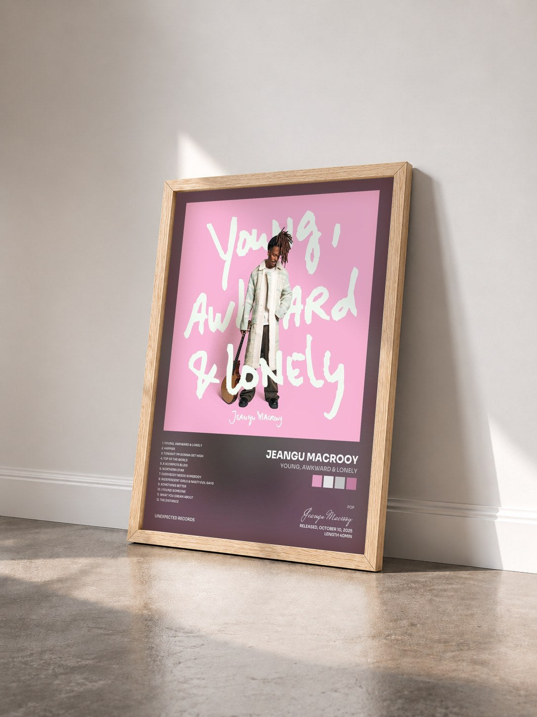 #bois Tableau de l'album Young, Awkward & Lonely de Jeangu Macrooy vu de trois quarts, cadre en bois brut