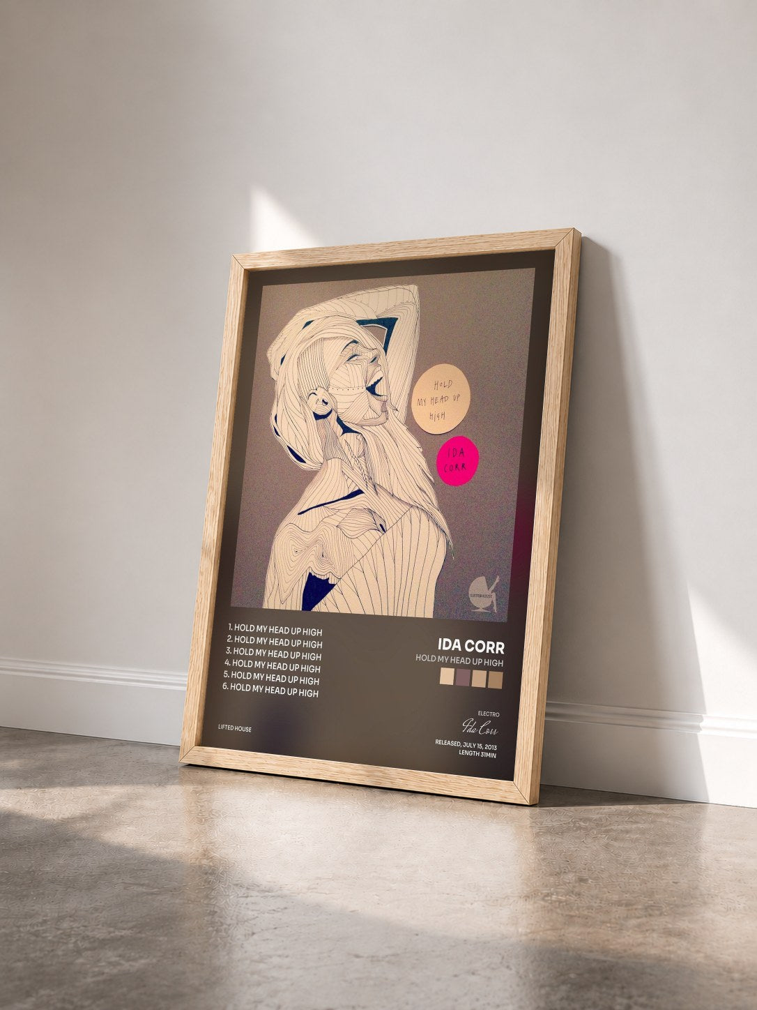 #bois Tableau de l'album Hold My Head up High de Ida Corr vu de trois quarts, cadre en bois brut