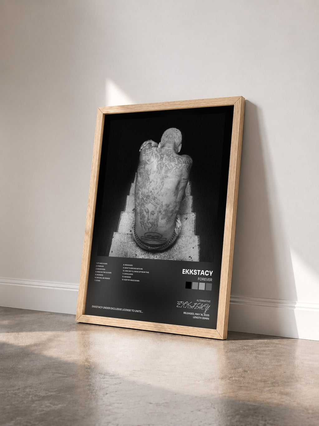 #bois Tableau de l'album FOREVER de EKKSTACY vu de trois quarts, cadre en bois brut