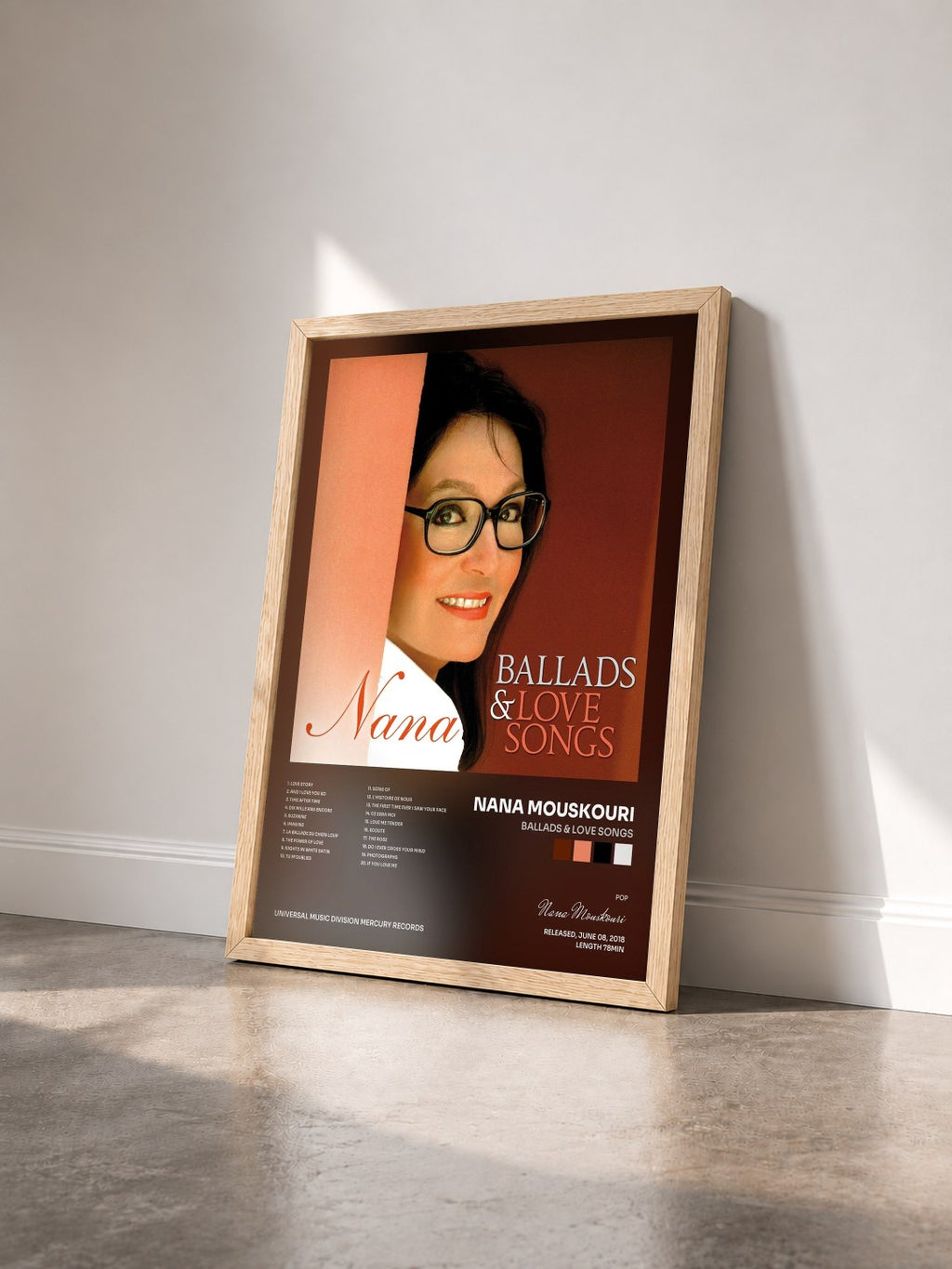 #bois Tableau de l'album Ballads & Love Songs de Nana Mouskouri vu de trois quarts, cadre en bois brut