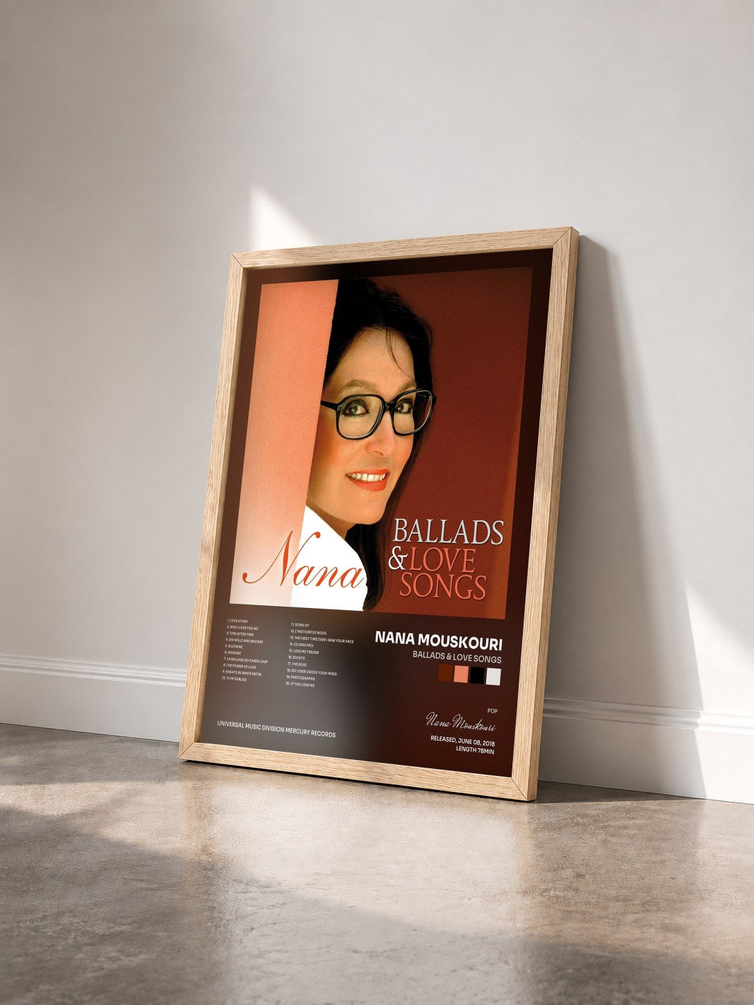 #bois Tableau de l'album Ballads & Love Songs de Nana Mouskouri vu de trois quarts, cadre en bois brut