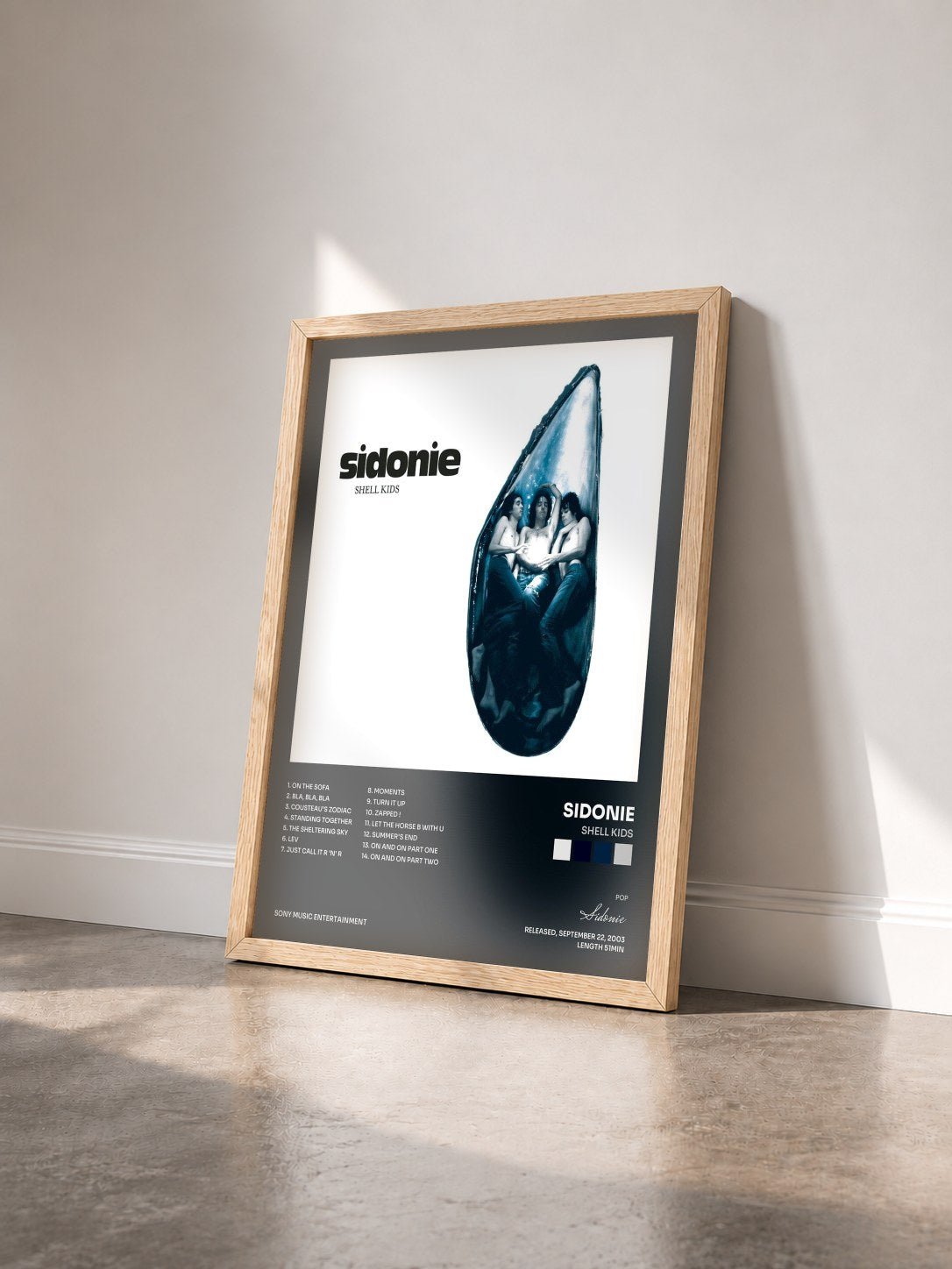 #bois Tableau de l'album Shell Kids de Sidonie vu de trois quarts, cadre en bois brut