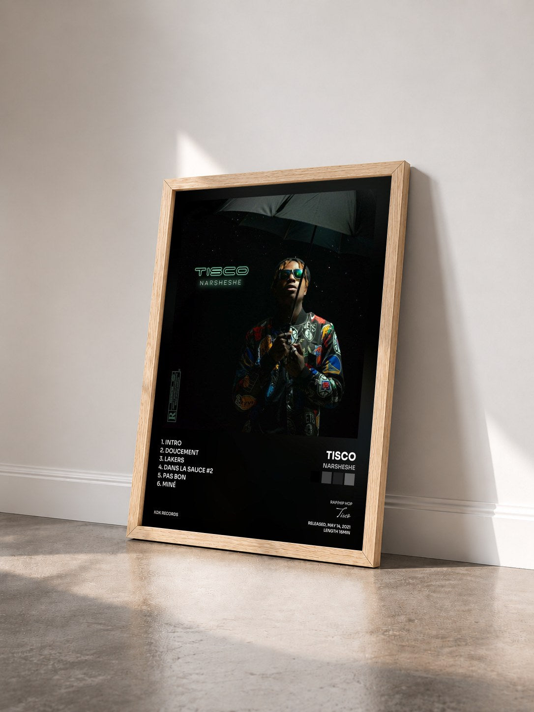 #bois Tableau de l'album Narsheshe de Tisco vu de trois quarts, cadre en bois brut