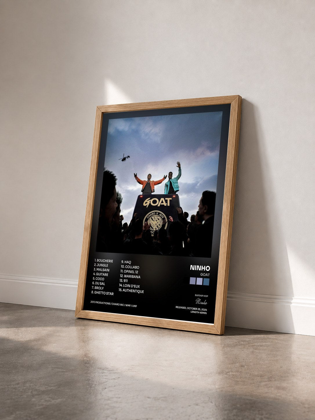 #bois Tableau de l'album GOAT de Ninho vu de trois quarts, cadre en bois brut