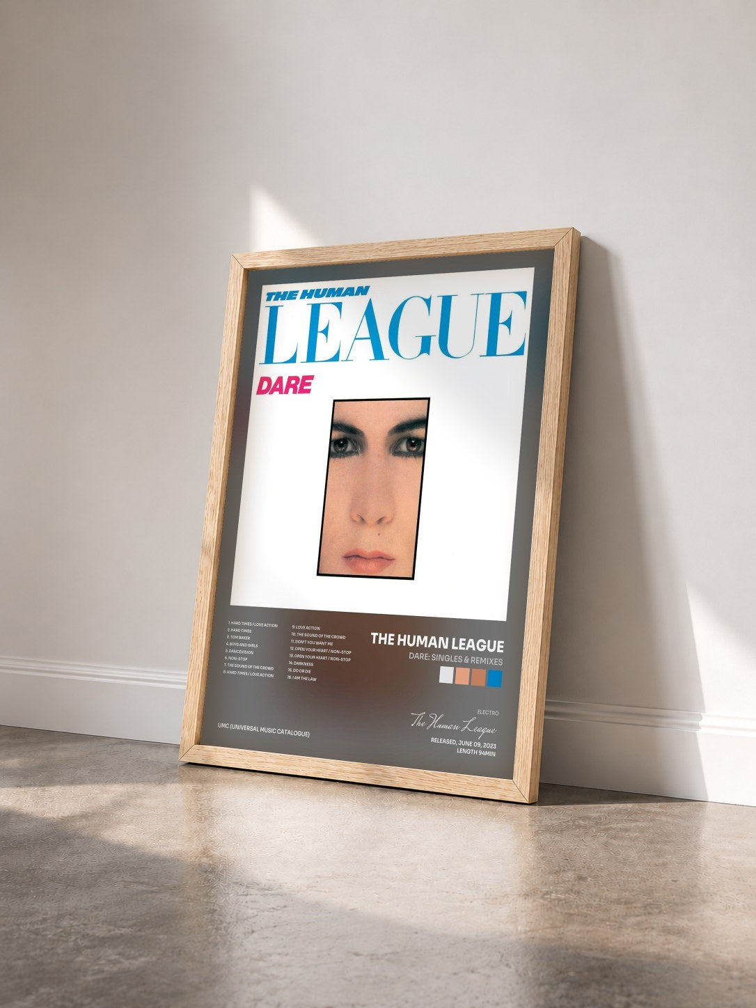 #bois Tableau de l'album Dare: Singles & Remixes de The Human League vu de trois quarts, cadre en bois brut