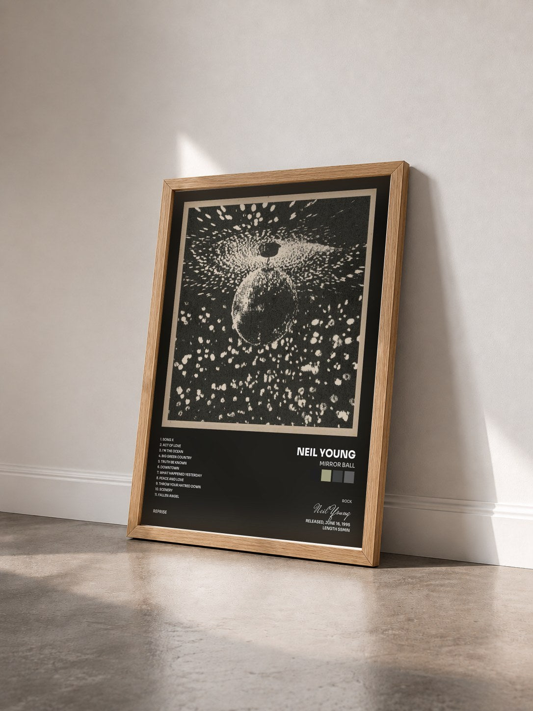 #bois Tableau de l'album Mirror Ball de Neil Young vu de trois quarts, cadre en bois brut