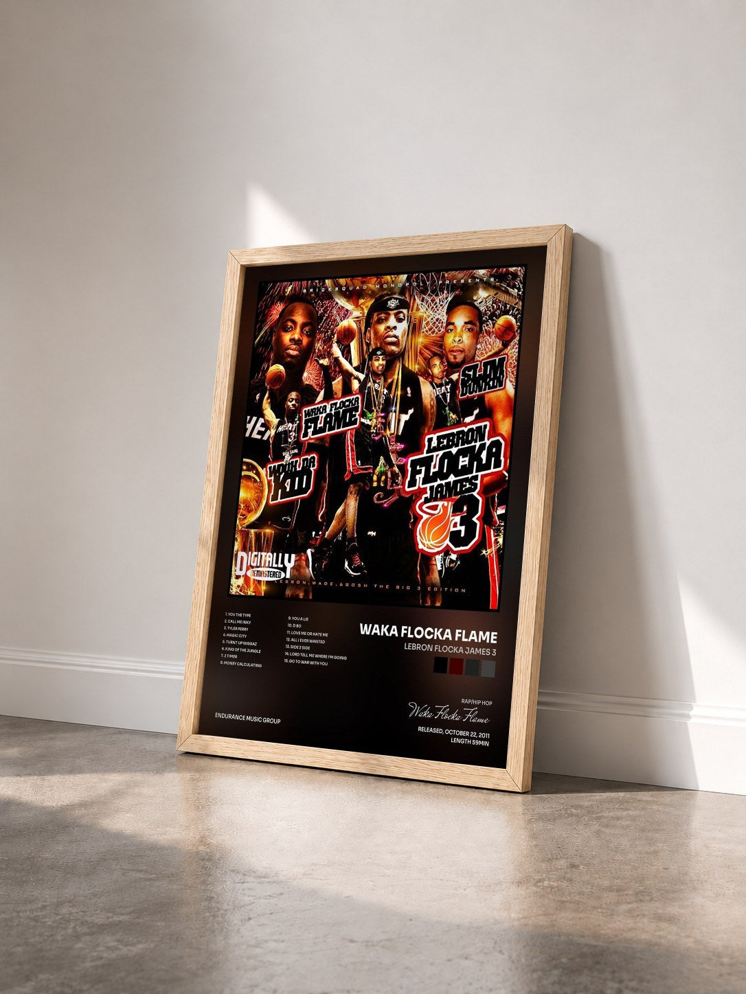 #bois Tableau de l'album LeBron Flocka James 3 de Waka Flocka Flame vu de trois quarts, cadre en bois brut