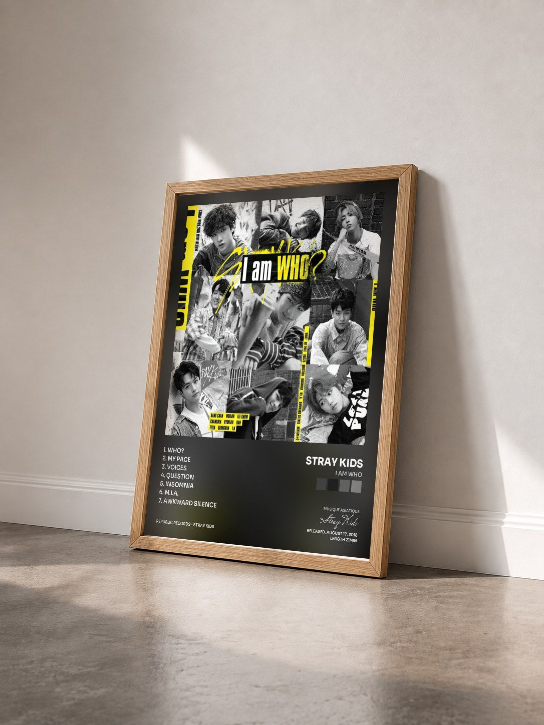 #bois Tableau de l'album I am WHO de Stray Kids vu de trois quarts, cadre en bois brut