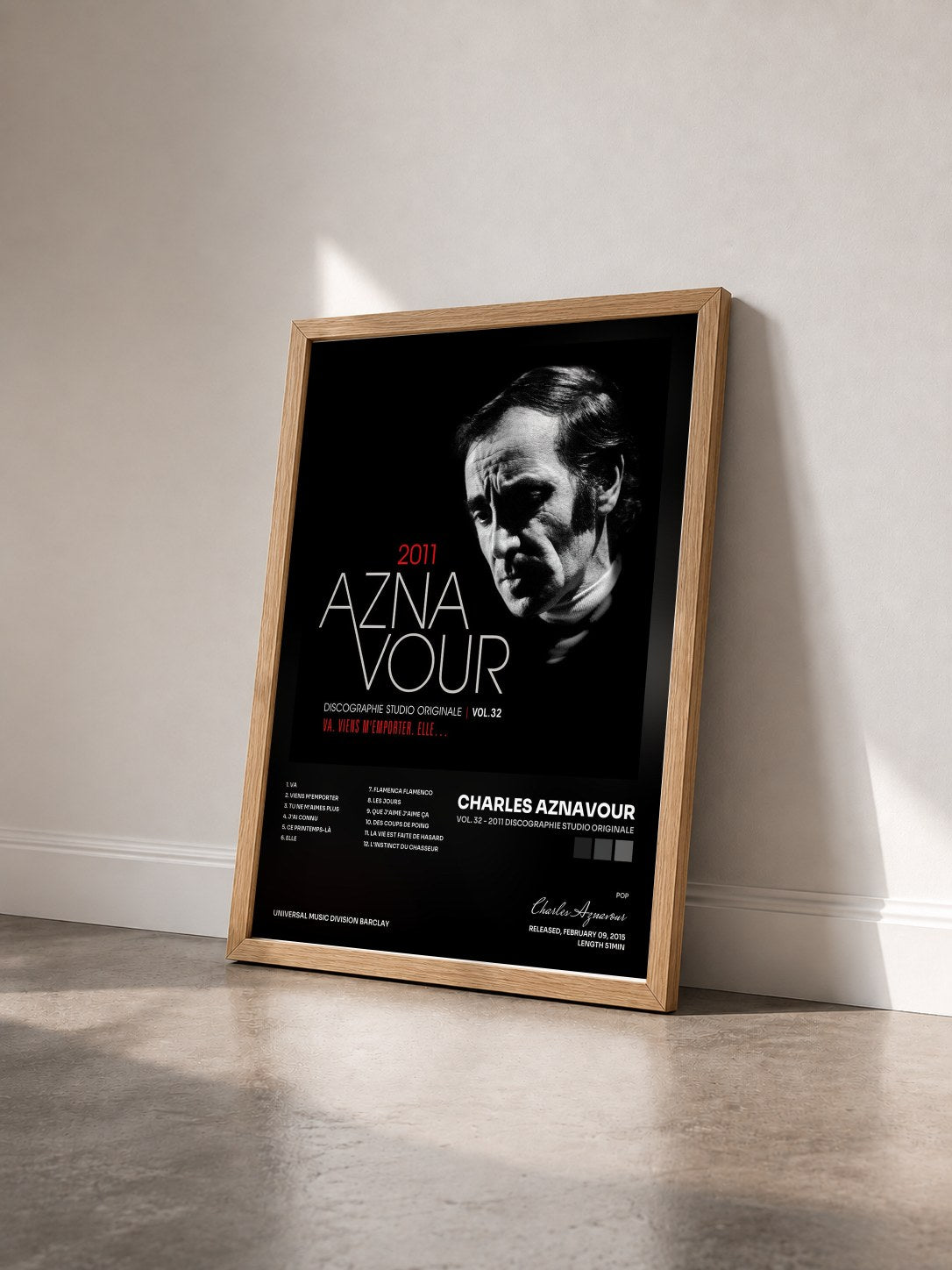 #bois Tableau de l'album Vol. 32 - 2011 Discographie studio originale de Charles Aznavour vu de trois quarts, cadre en bois brut