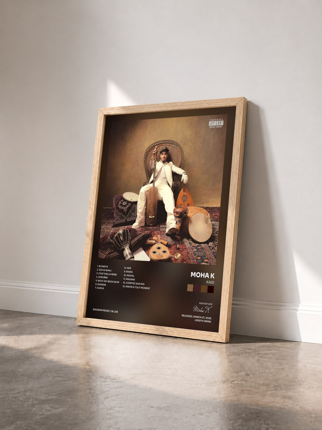 #bois Tableau de l'album KAID de Moha K vu de trois quarts, cadre en bois brut