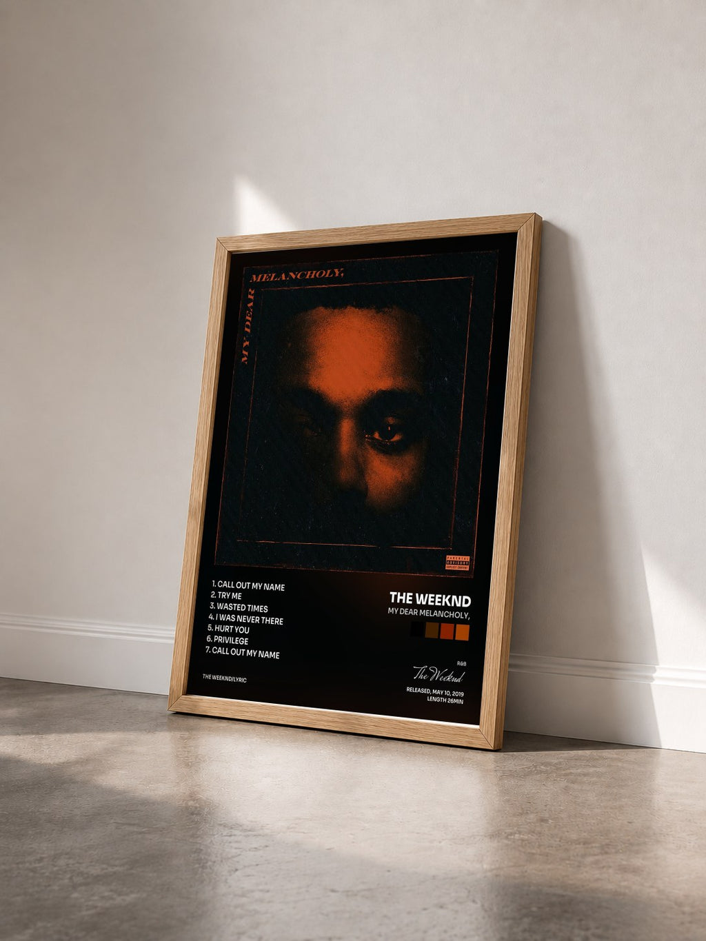 #bois Tableau de l'album My Dear Melancholy, de The Weeknd vu de trois quarts, cadre en bois brut