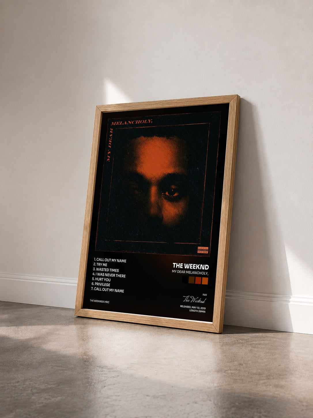 #bois Tableau de l'album My Dear Melancholy, de The Weeknd vu de trois quarts, cadre en bois brut