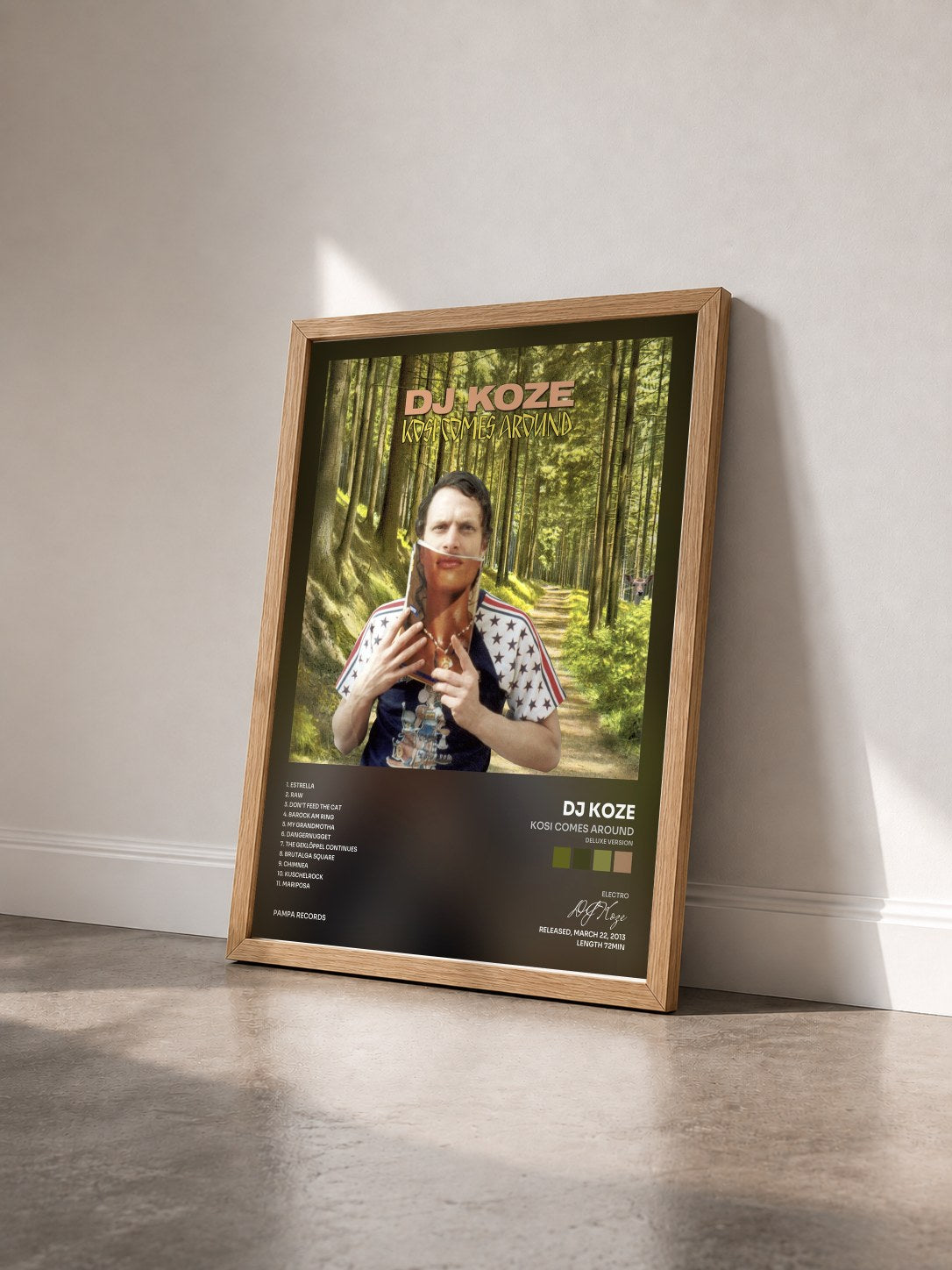 #bois Tableau de l'album Kosi Comes Around (Deluxe Version) de DJ Koze vu de trois quarts, cadre en bois brut