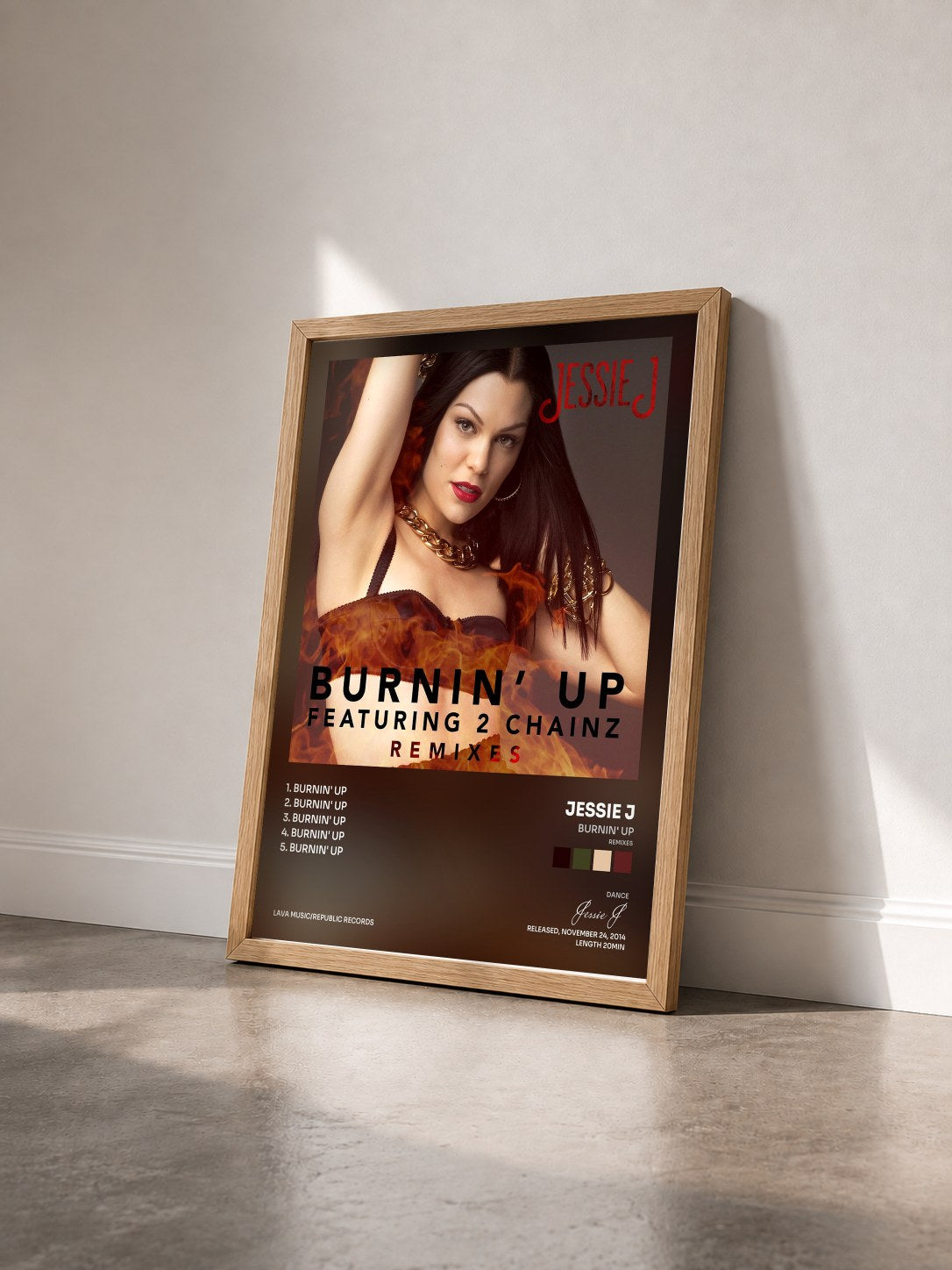 #bois Tableau de l'album Burnin' Up (Remixes) de Jessie J vu de trois quarts, cadre en bois brut