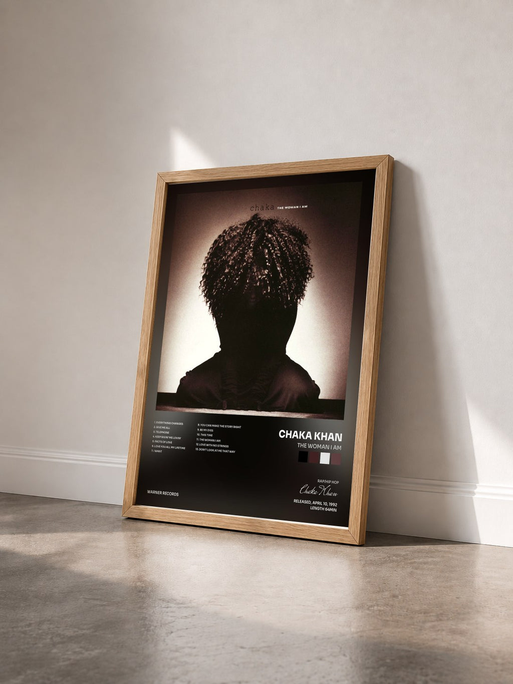 #bois Tableau de l'album The Woman I Am de Chaka Khan vu de trois quarts, cadre en bois brut
