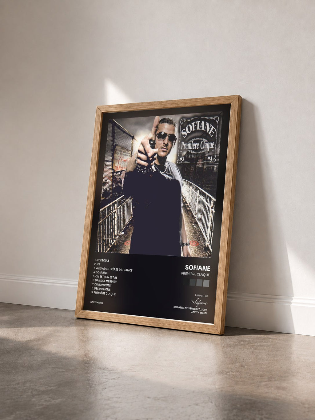 #bois Tableau de l'album Première claque de Sofiane vu de trois quarts, cadre en bois brut