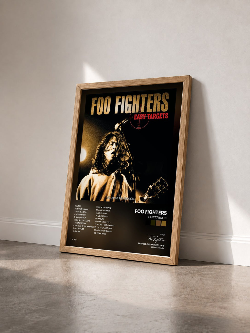 #bois Tableau de l'album Easy Targets de Foo Fighters vu de trois quarts, cadre en bois brut