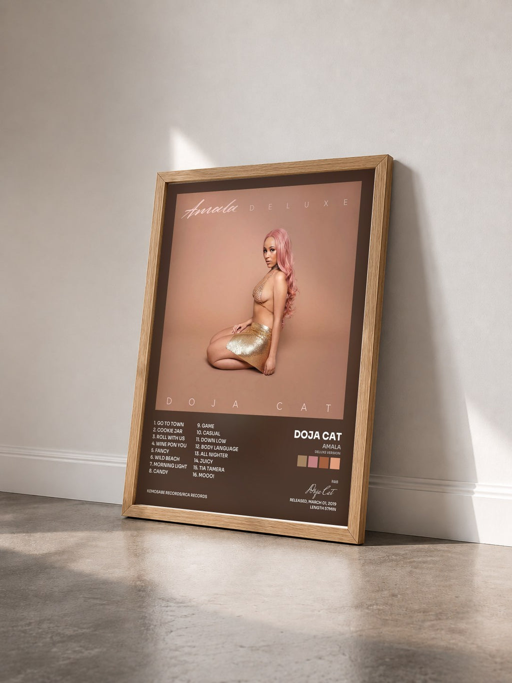 #bois Tableau de l'album Amala (Deluxe Version) de Doja Cat vu de trois quarts, cadre en bois brut